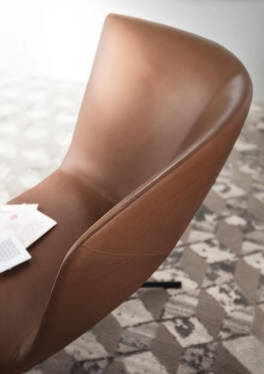 Leather day bed | Eydo by Lema