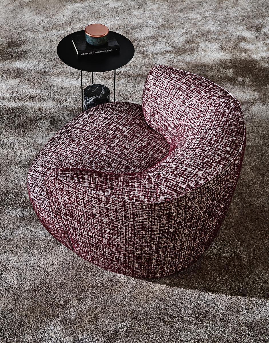 Fabric easy chair with armrests | Elain by Molteni