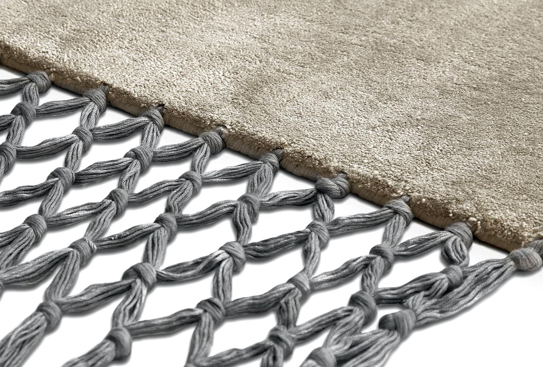 Solid-color handmade rug | Fringes by Baxter