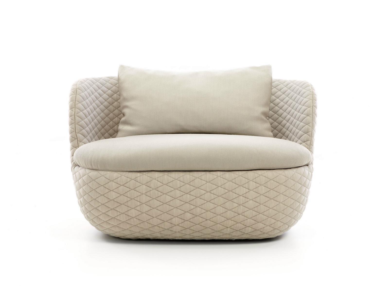 Upholstered armchair with armrests | Bart Armchair Basic by Moooi