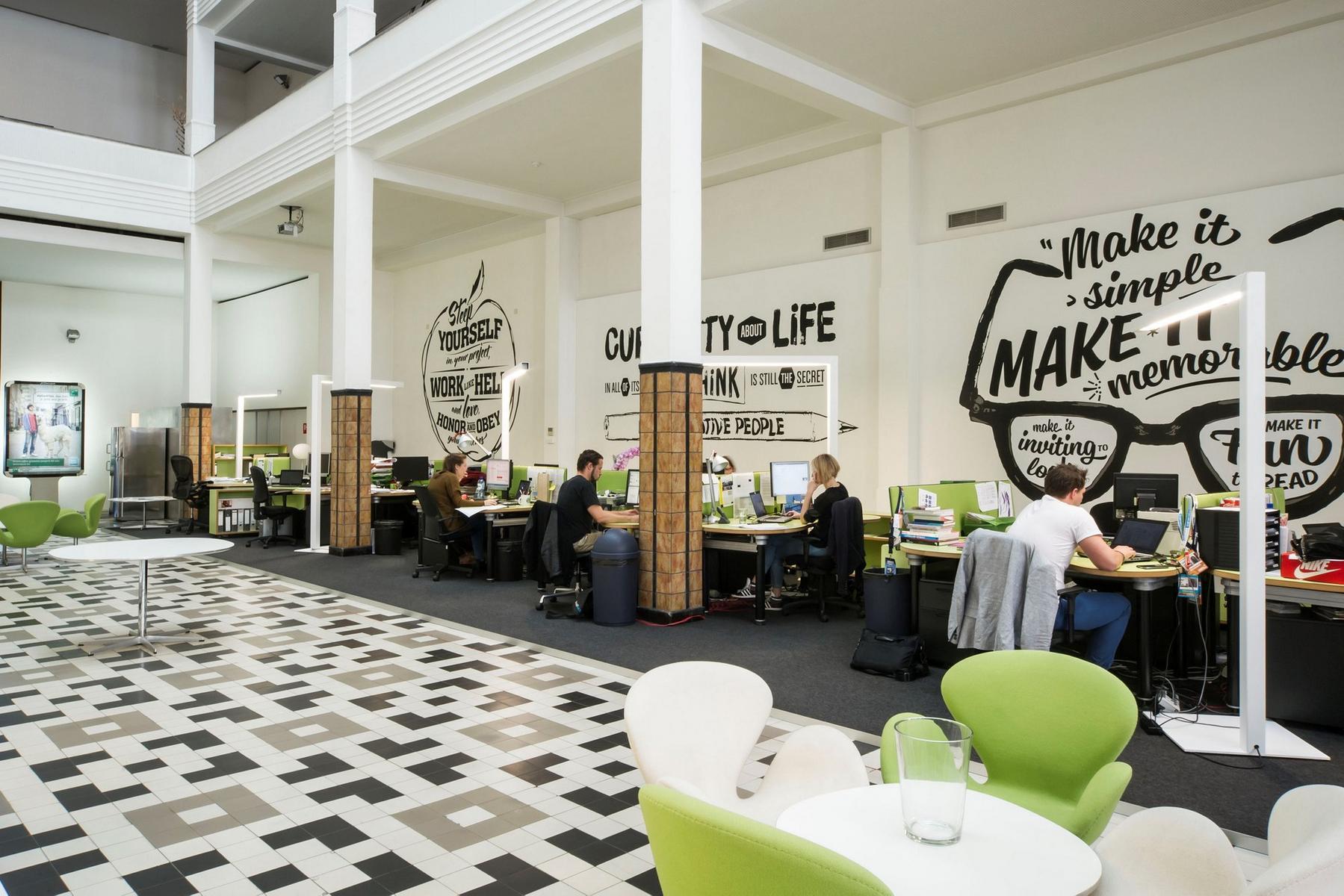 LED metal floor lamp | Hoek by Dark