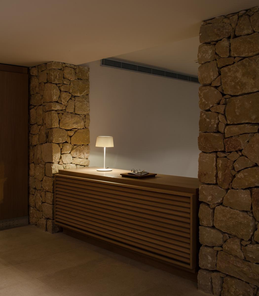 Methacrylate table lamp | Warm by Vibia