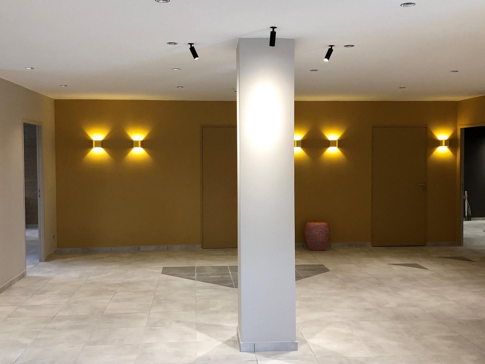 Direct-indirect light aluminium wall light | Ding by Dark