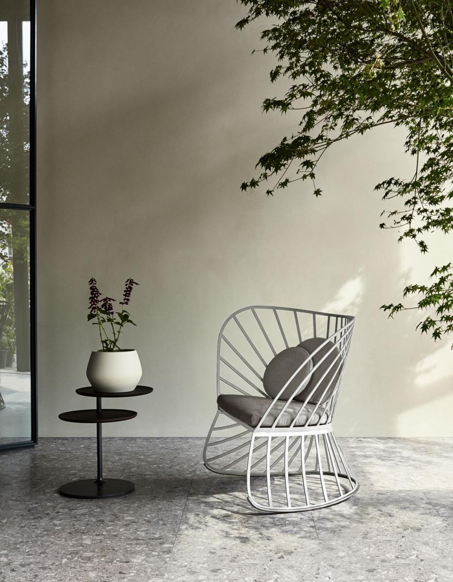 Swivel round wooden side table | Vicino by Molteni