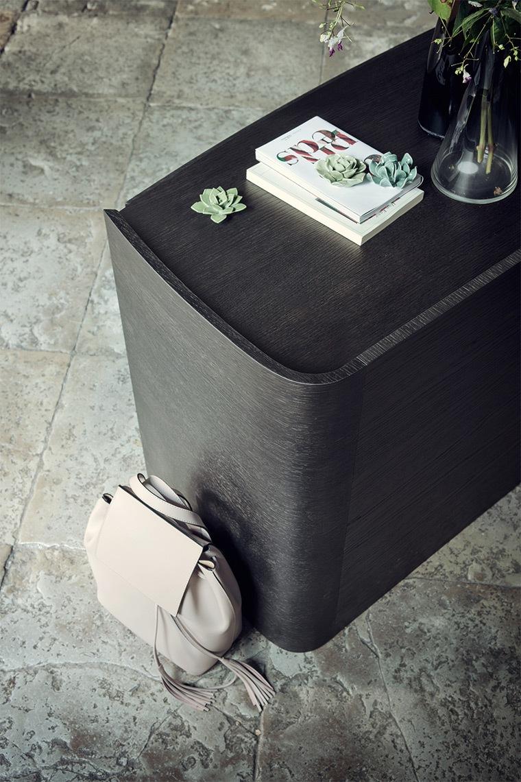 Rounded lacquered chest of drawers with integrated handles | Adj by ALF Dafre