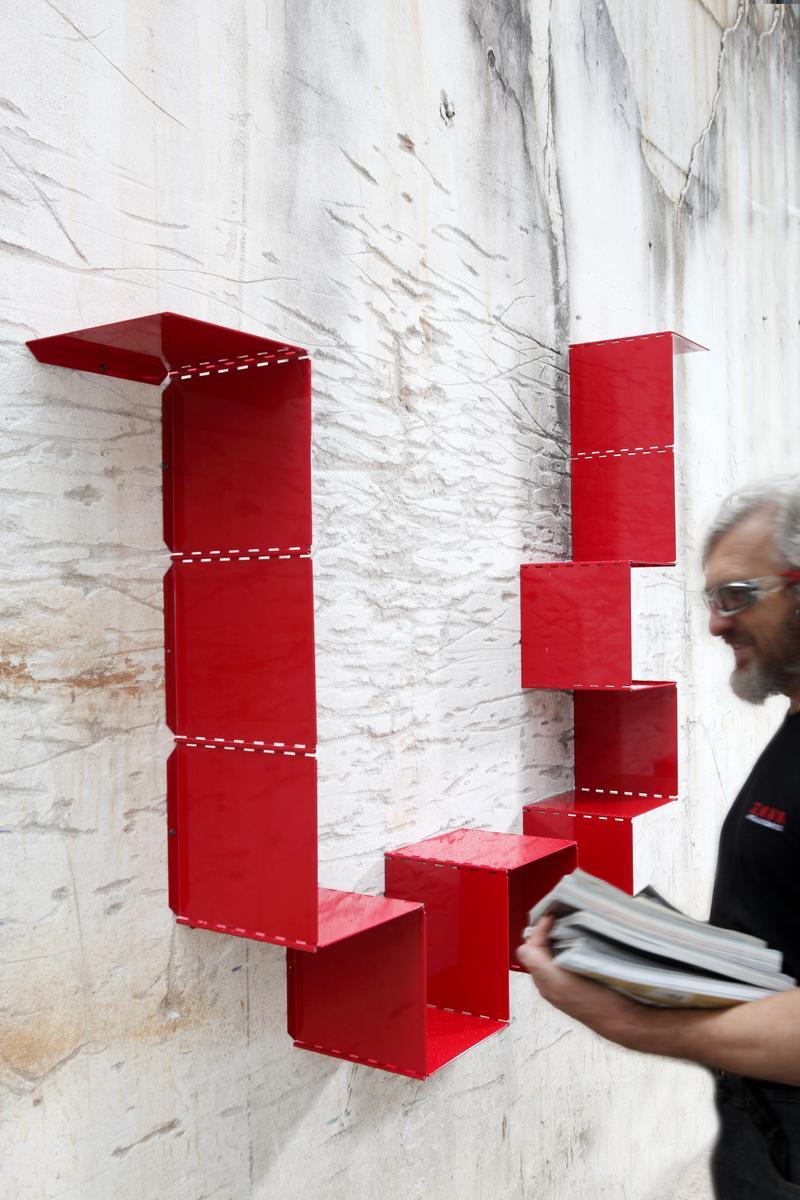 Wall-mounted modular iron bookcase | 349 by Zava