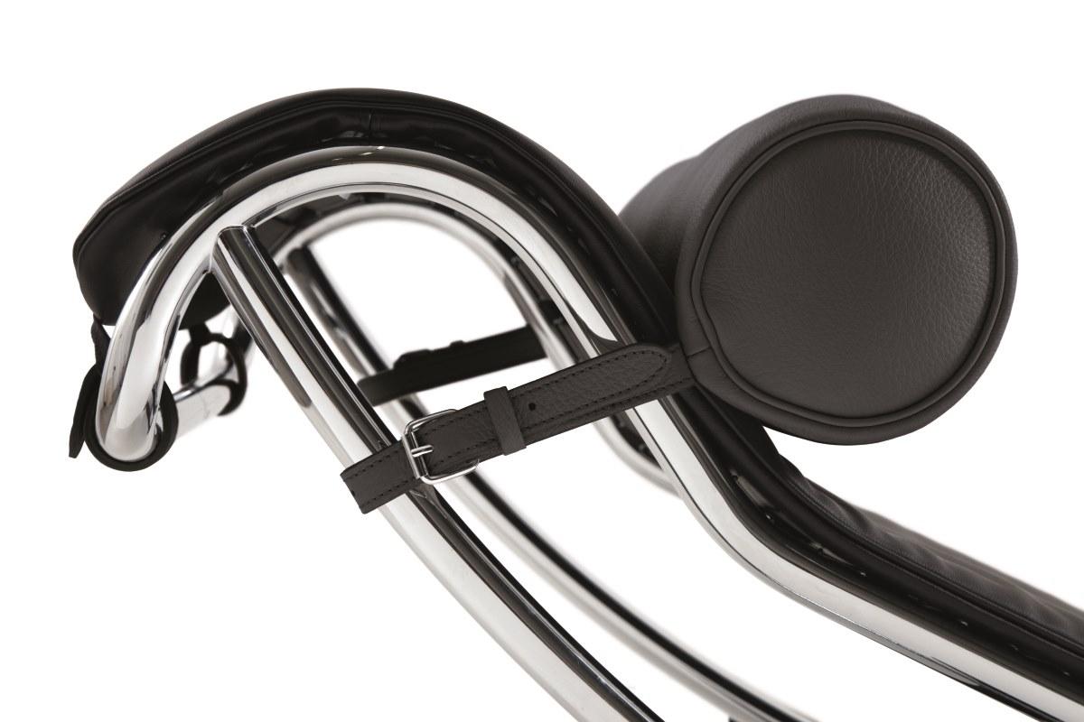 Leather Chaise longue | Lc4 by Cassina