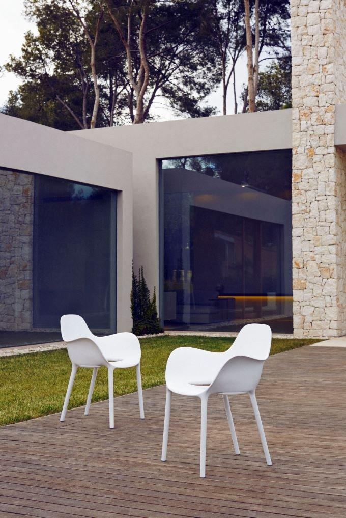 Stackable polypropylene chair with armrests | Sabinas by Vondom