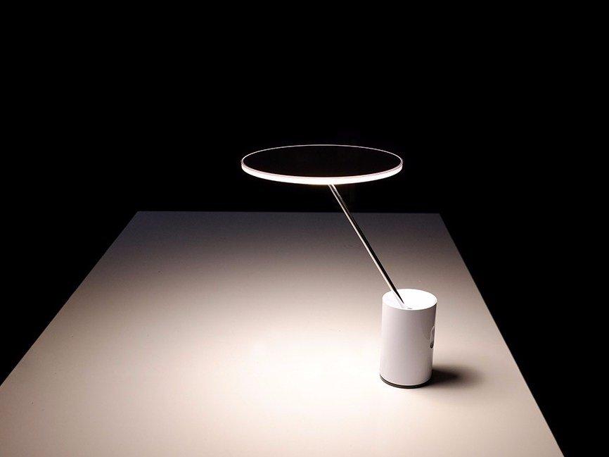 Direct light extruded aluminium table lamp | Sisifo by Artemide