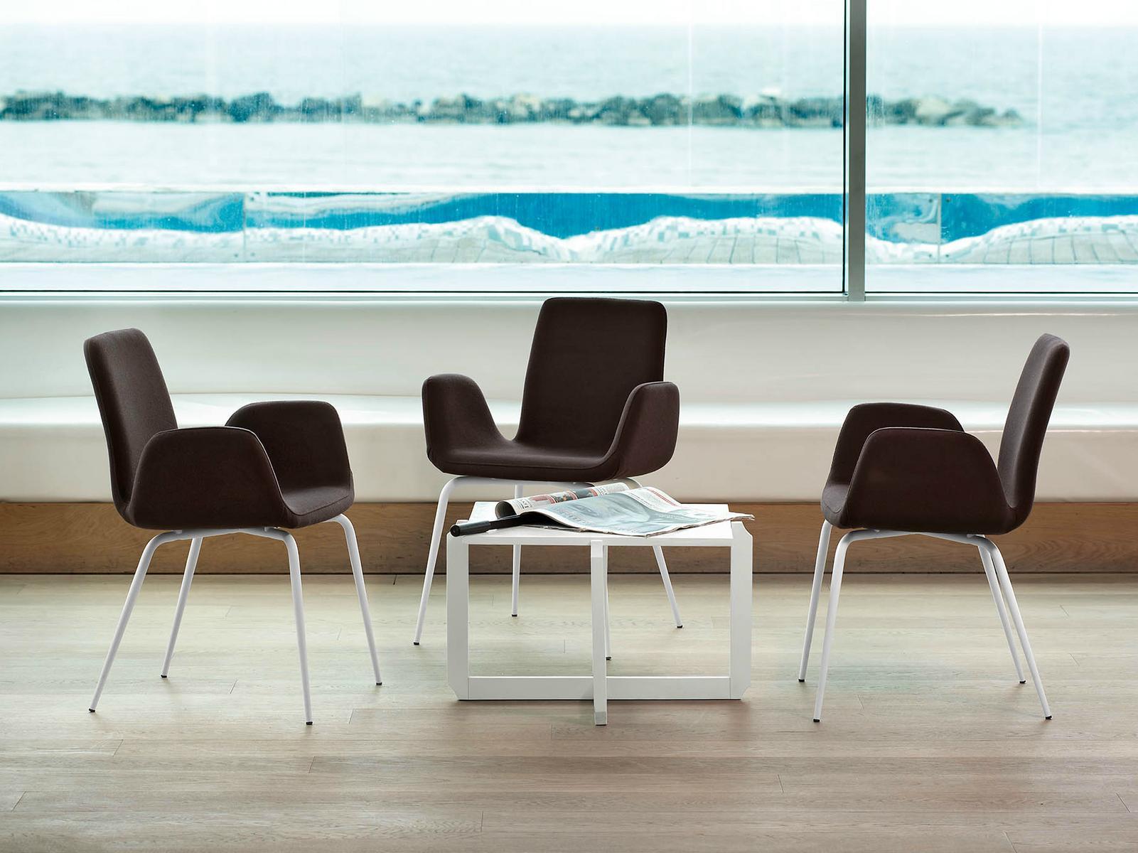 Upholstered armchair with armrests | Light B by Midj