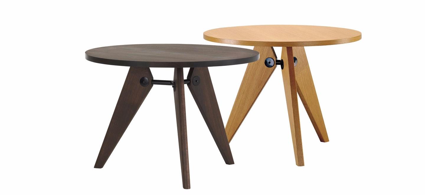Round solid wood table | Guéridon by Vitra