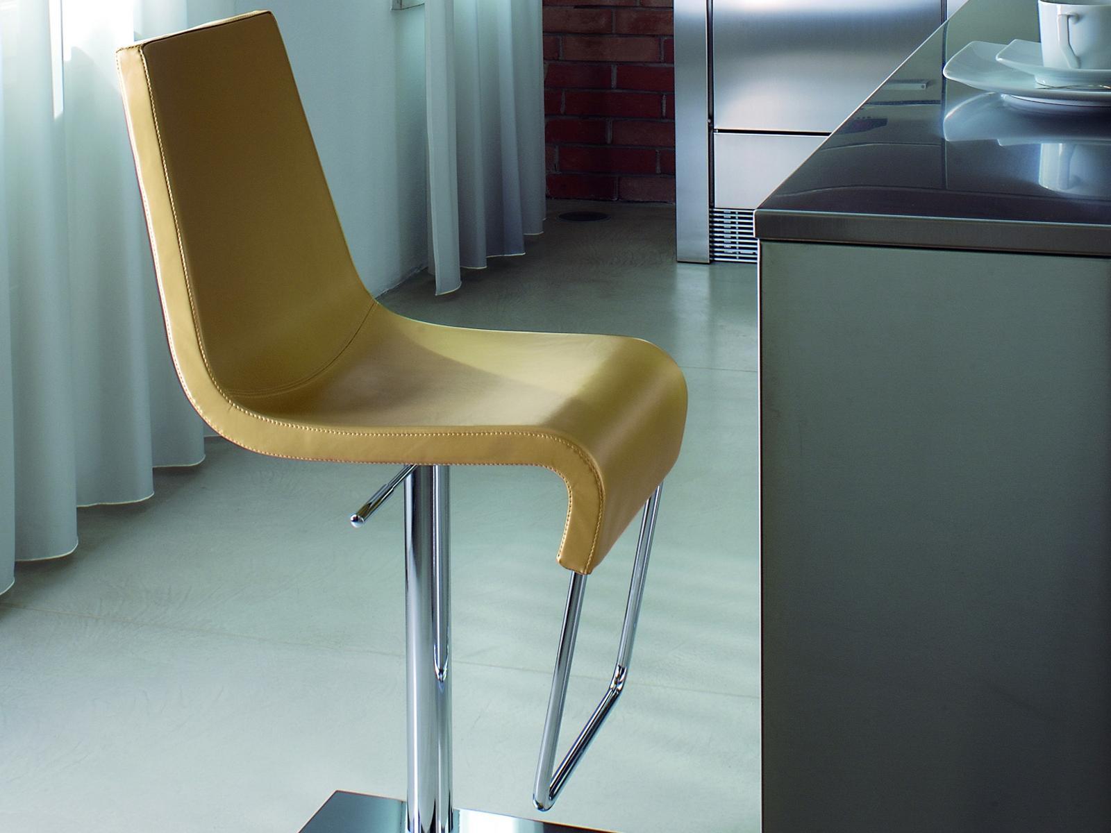 Height-adjustable swivel stool | Skipping by Bonaldo