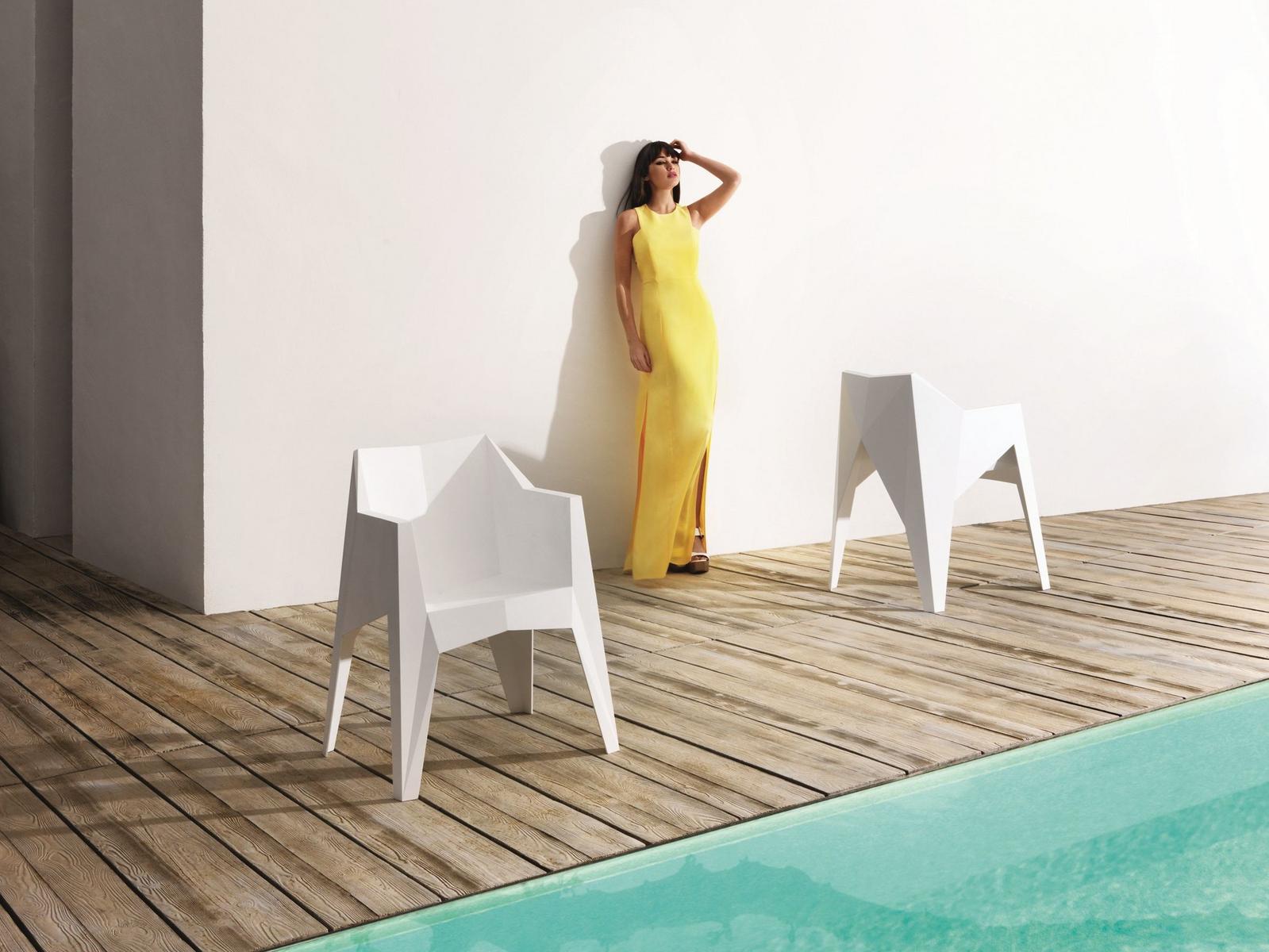 Stackable garden chair with armrests | Voxel by Vondom