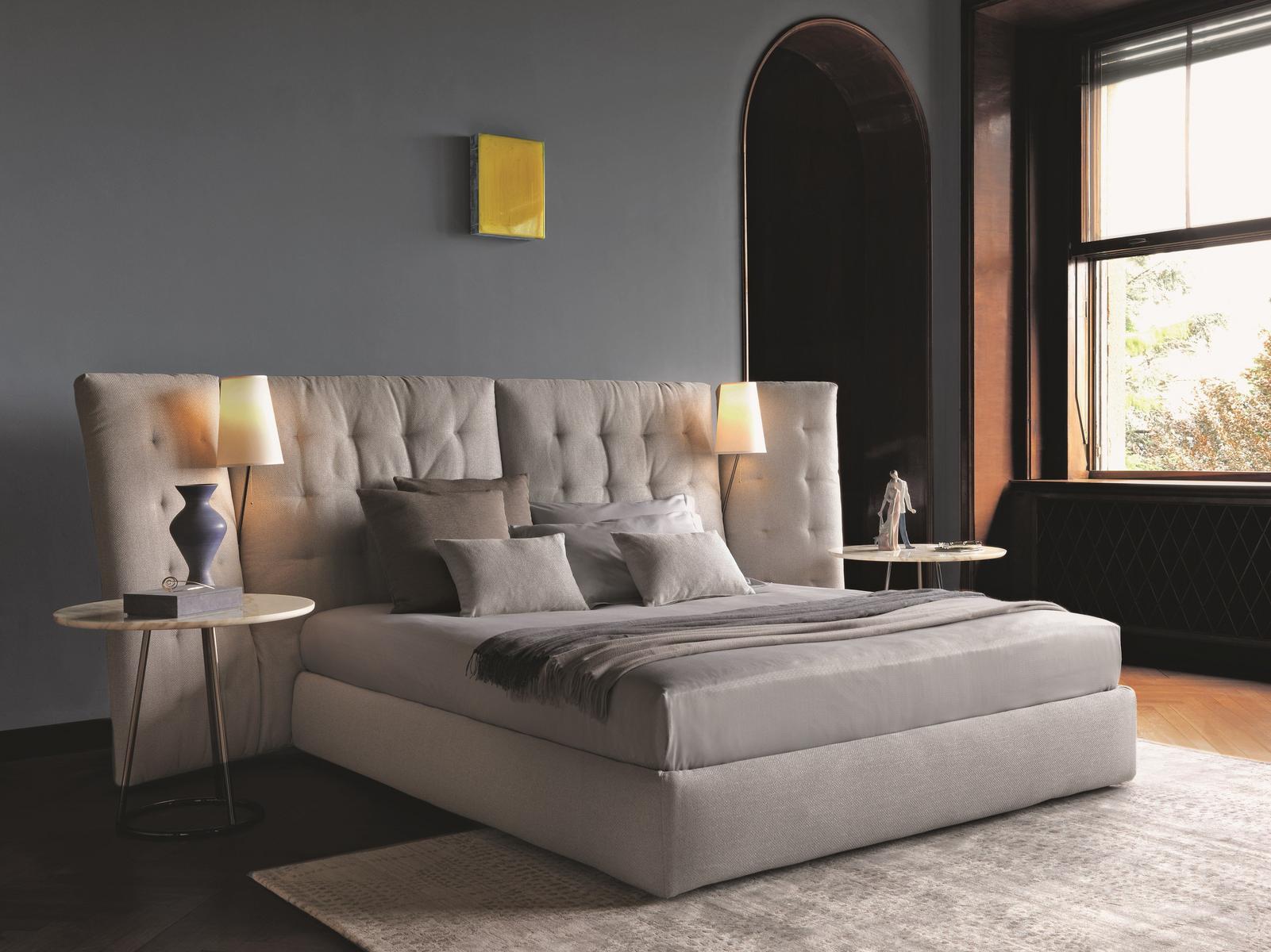 Bed with high headboard | Angle Paravento by Flou