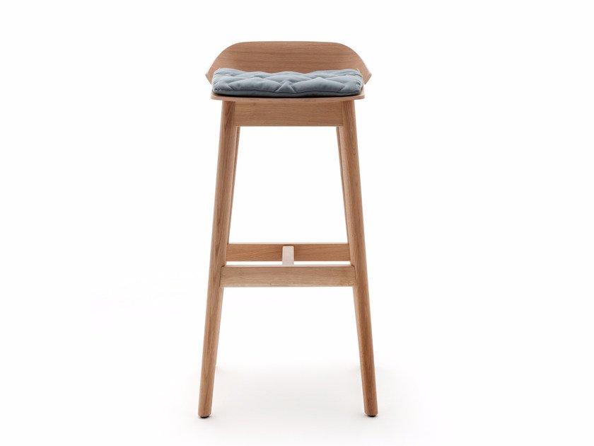 Wooden stool with footrest | 650 by Rolf Benz
