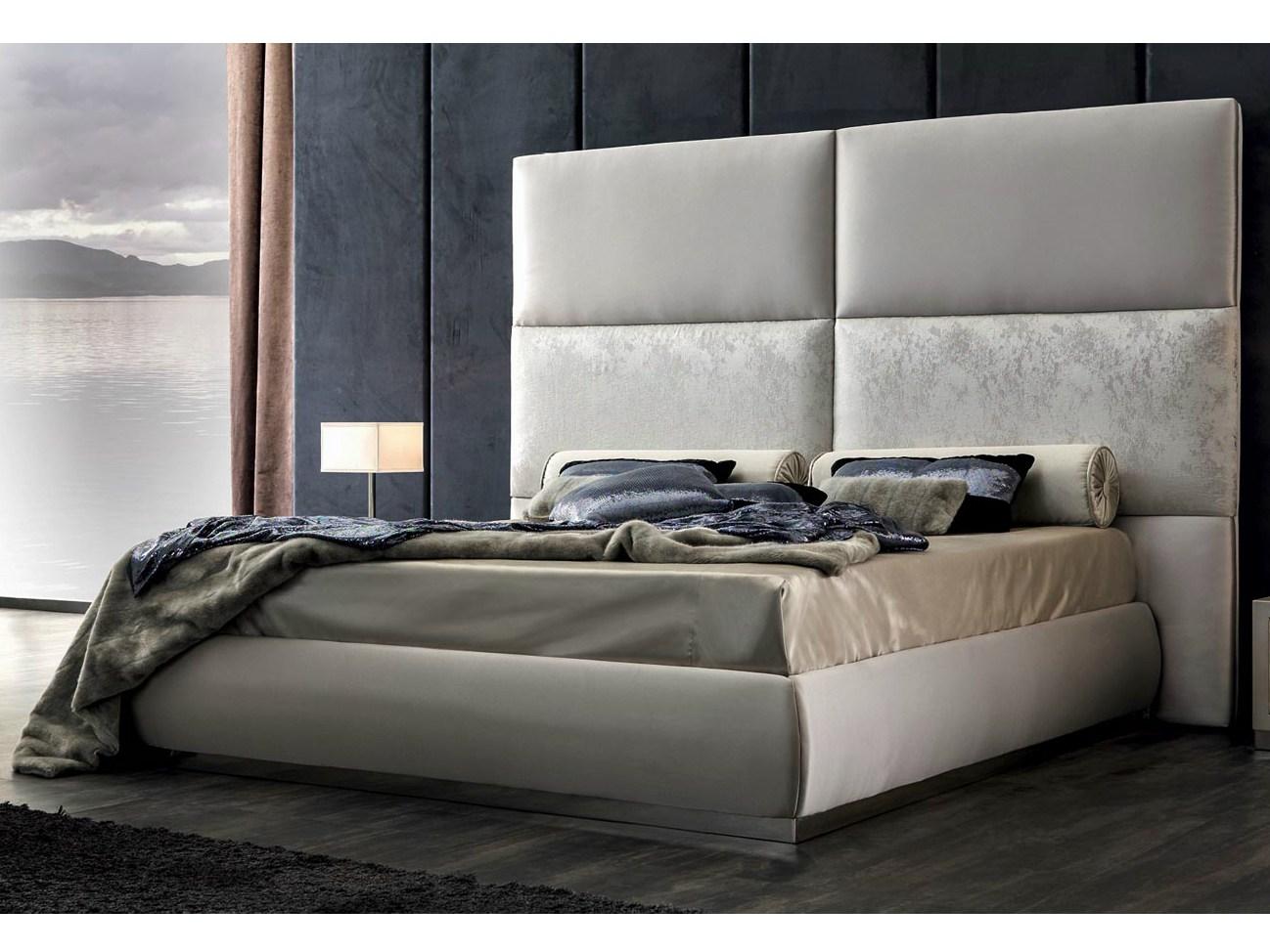 Upholstered bed with high headboard | Thara by Corte Zari