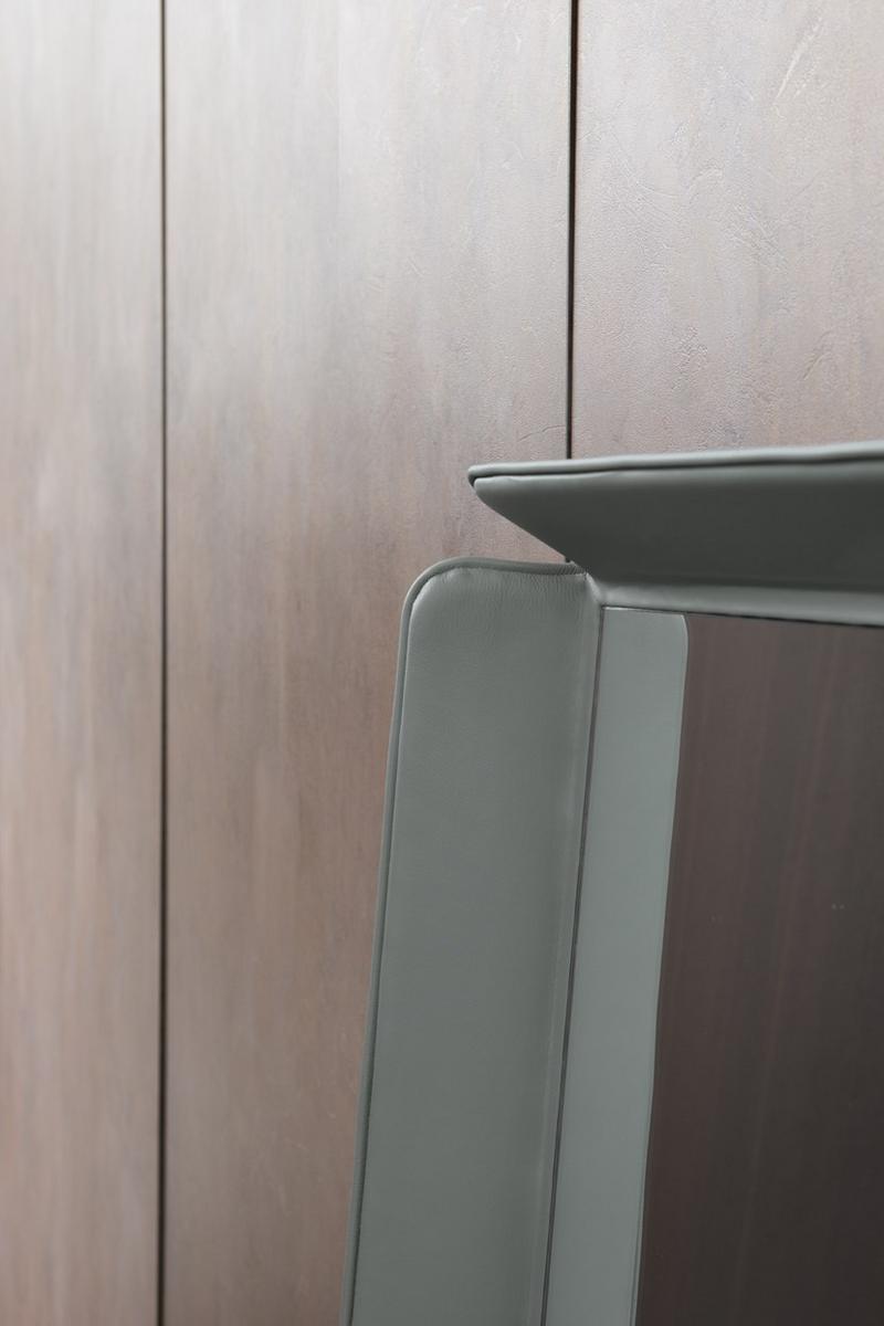 Freestanding mirror | Gentleman by Flou