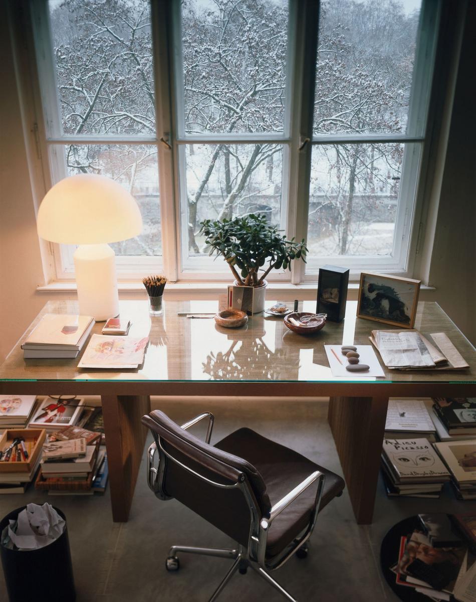 Swivel leather office chair with 5-Spoke base with armrests | Soft Pad Ea 217 by Vitra