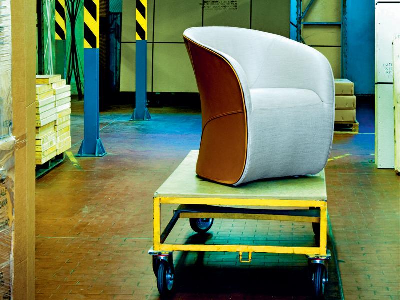 Upholstered easy chair with armrests | Calla by Zanotta