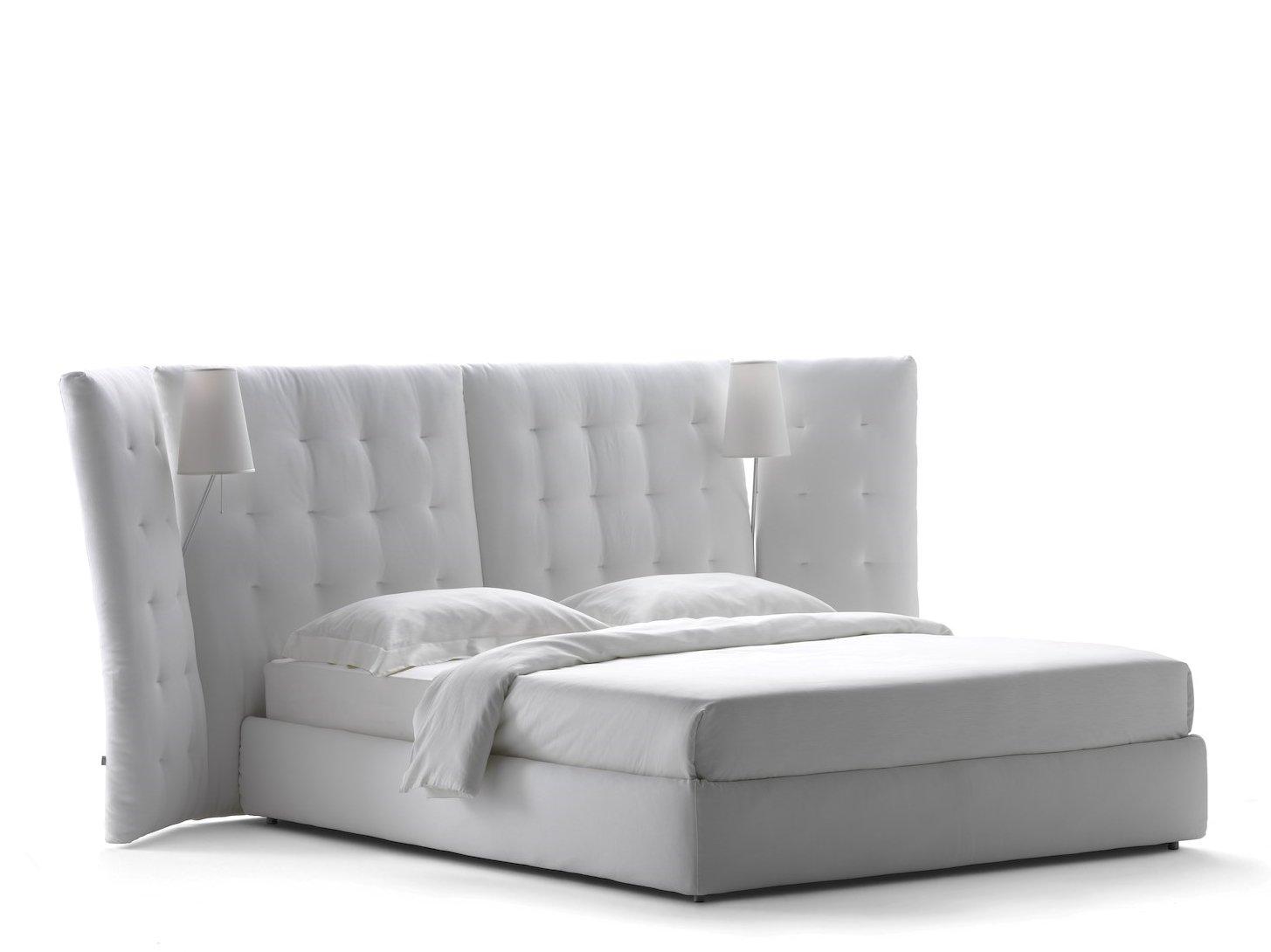 Bed with high headboard | Angle Paravento by Flou