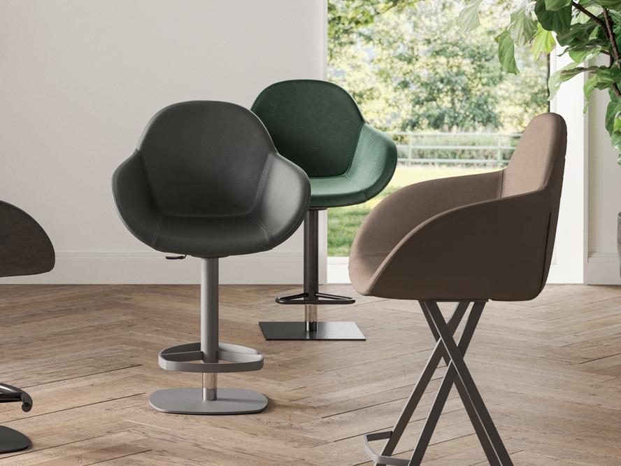Upholstered barstool with gas lift | Vasco by Ozzio Italia