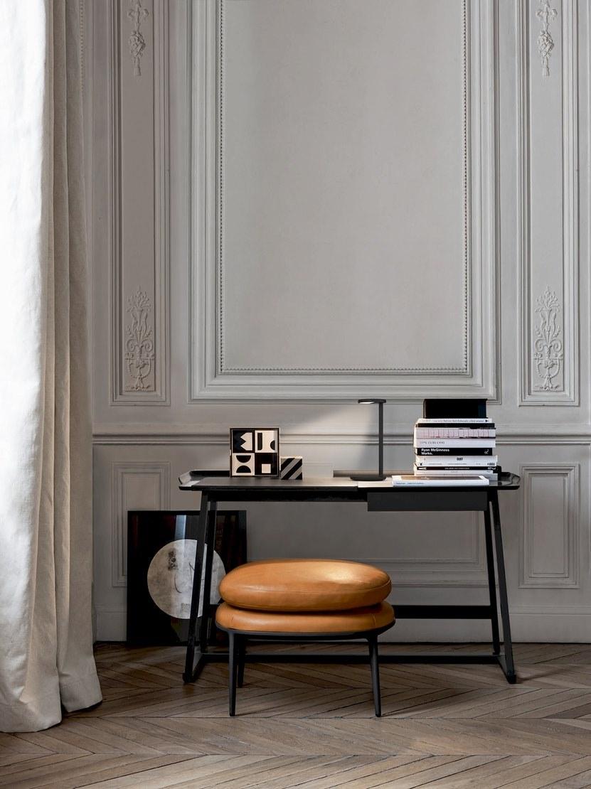 LED table lamp with wireless charging | Oblique Qi by Flos
