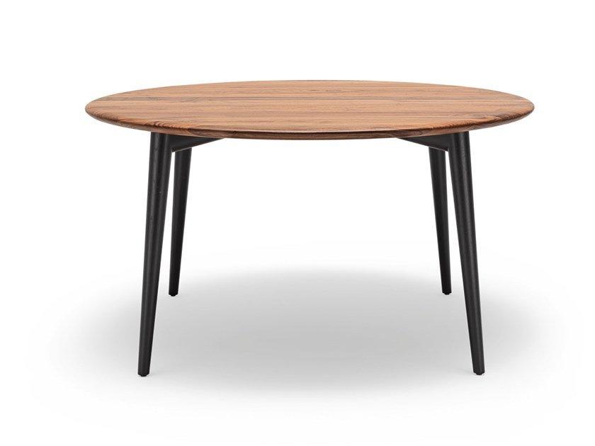 Round solid wood table | 900 by Rolf Benz