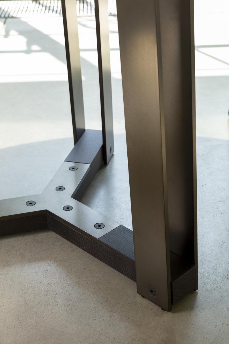 Round Calacatta marble table | Shibumi by Porada