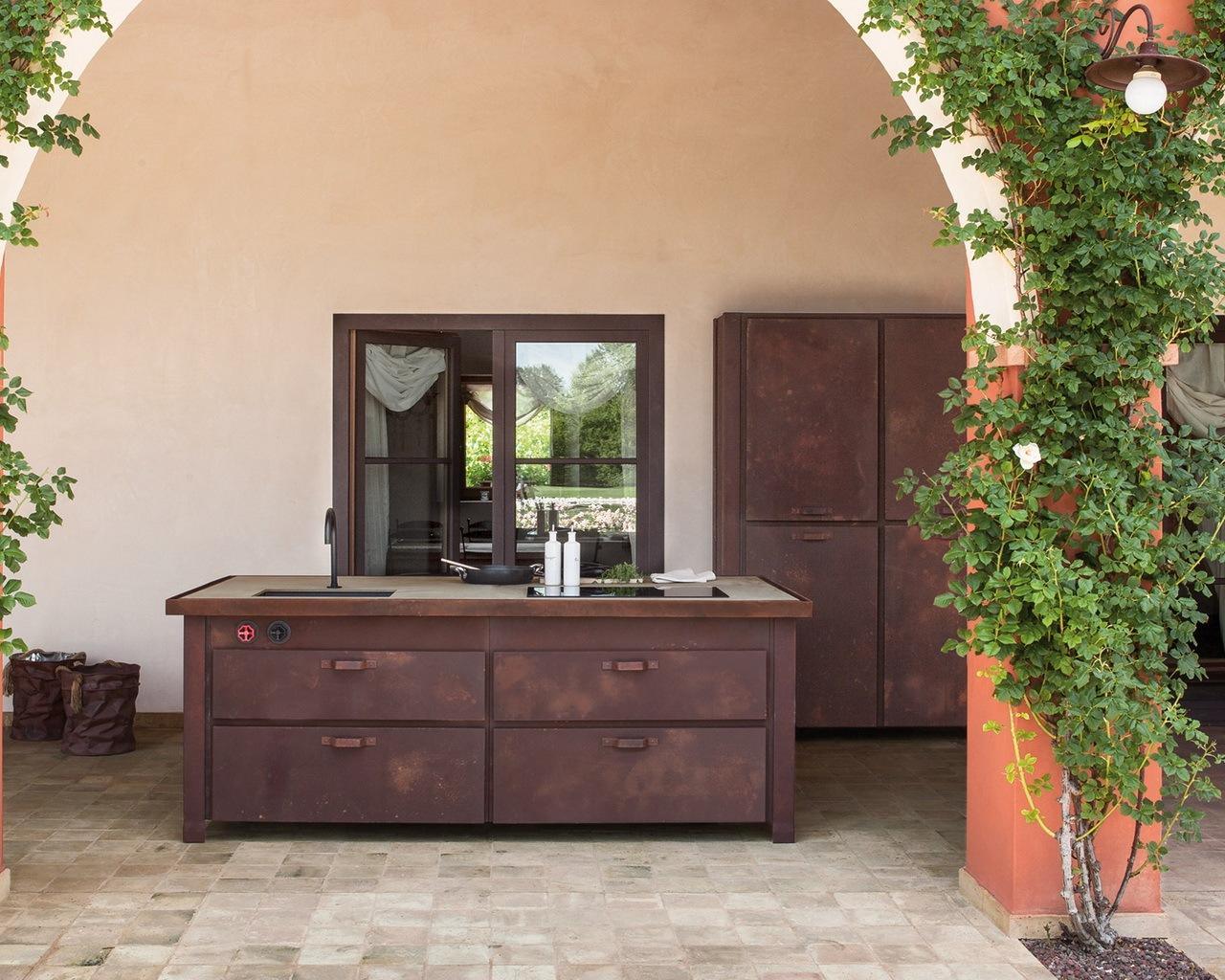 Metal kitchen with island in a industrial style with handles Minacciolo Mina