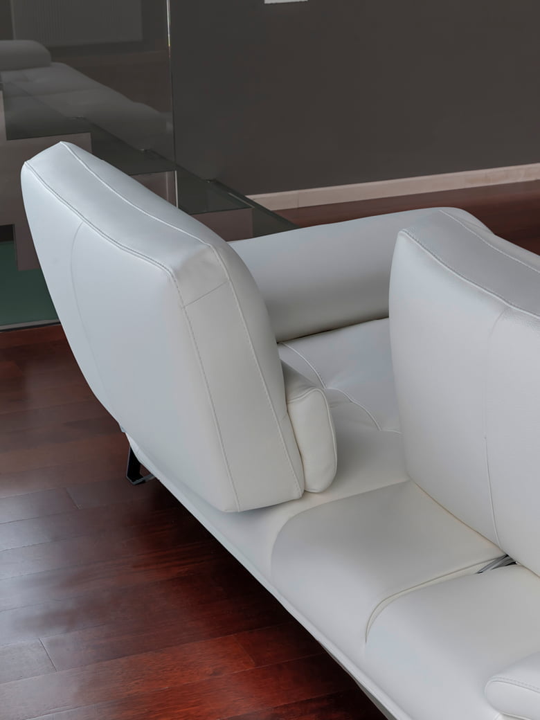 Elegant sofa with tiltable backrests, comfortable lying positions, and dynamic quilting for an embracing living experience. Ideal for leisure and adaptable to any occasion. | Fly 2.0 by Calia Italia
