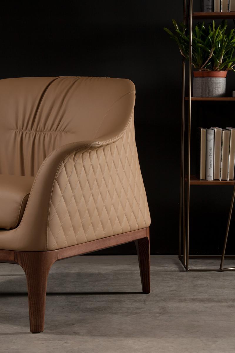 Upholstered leather armchair with armrests | Tiffany by Tonin Casa