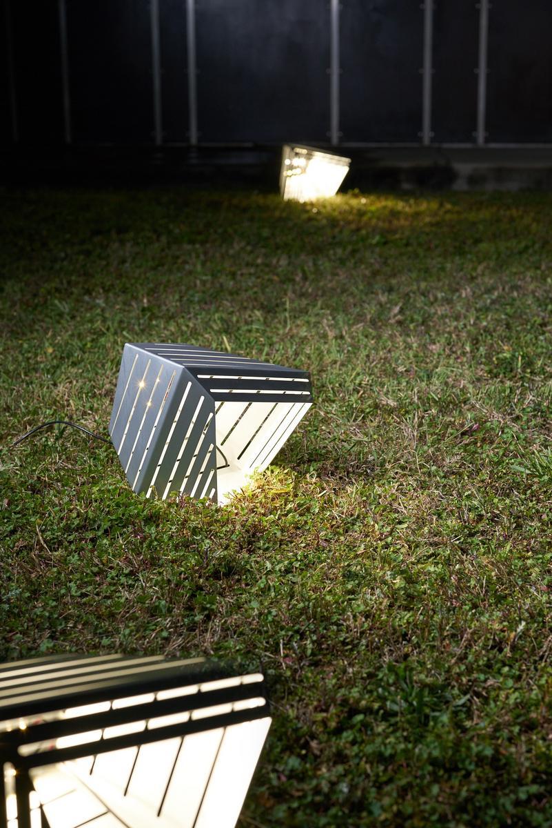 LED iron floor lamp | Dadì Terra by Zava