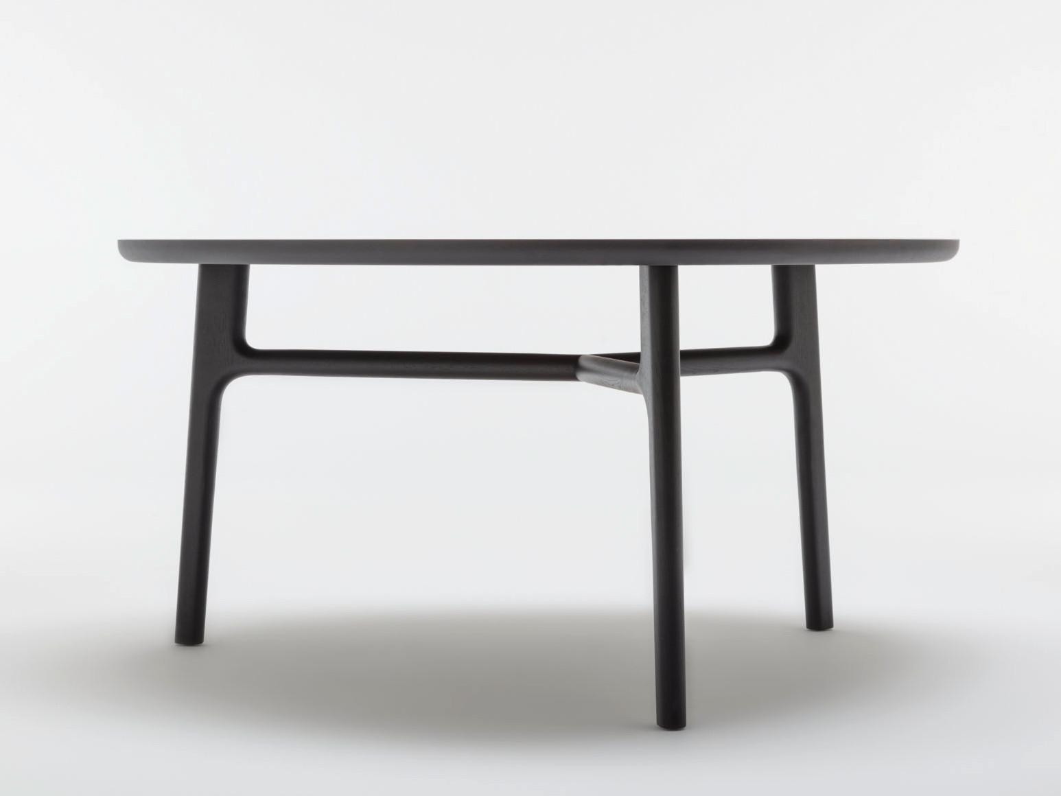 Solid wood dining table | 909 by Rolf Benz