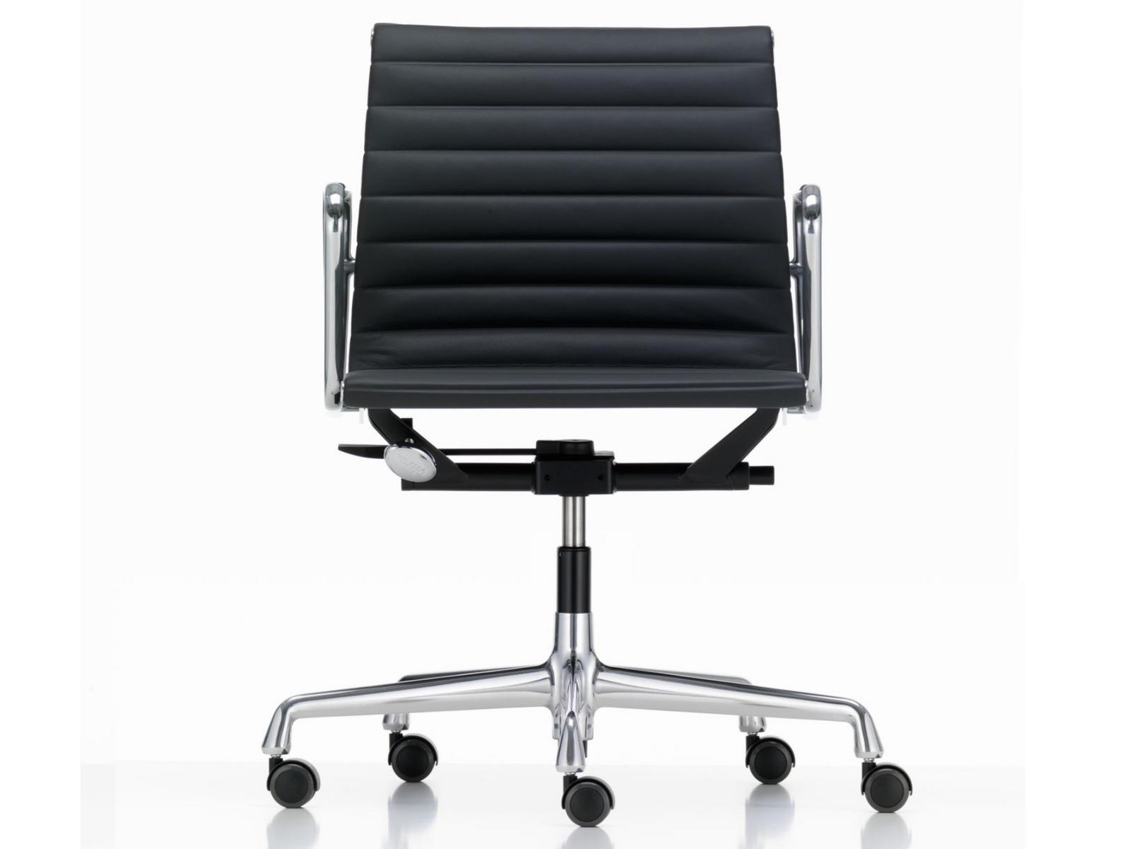 Swivel leather office chair with armrests | Aluminium Chair Ea 117 by Vitra