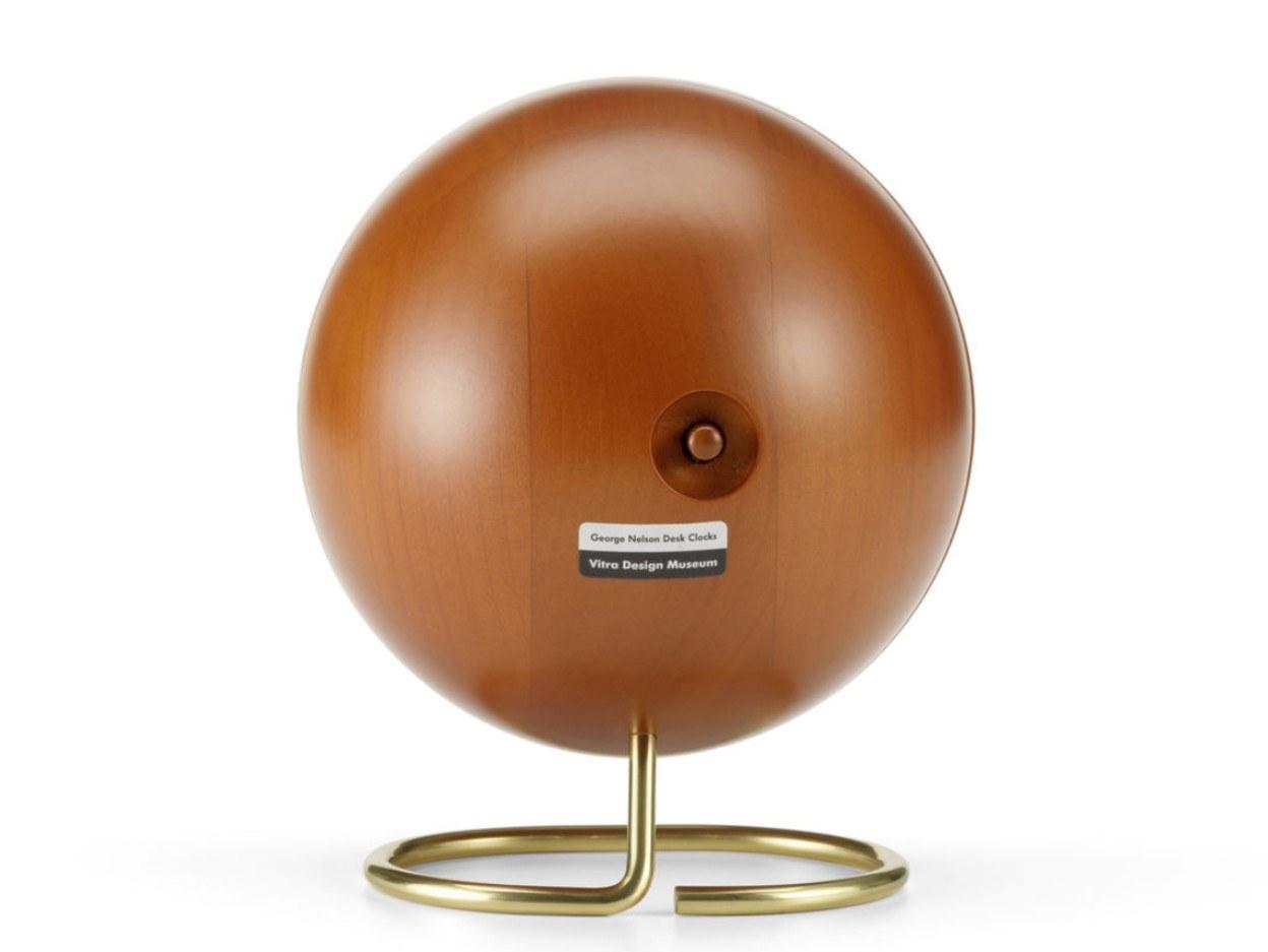 Table-top walnut clock | Chronopak by Vitra