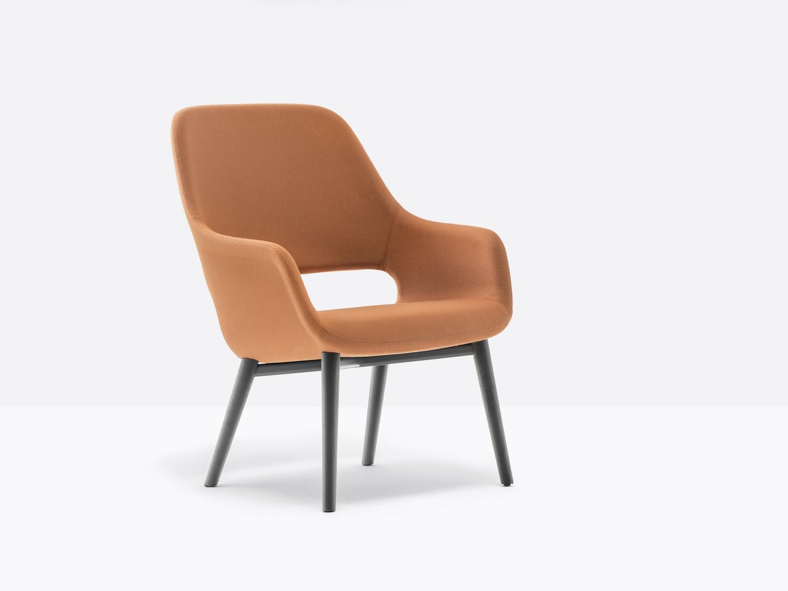 Upholstered fabric easy chair with armrests | Babila Comfort 2759 by Pedrali