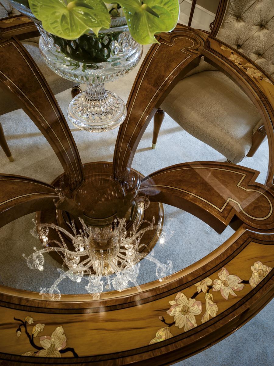 Round chestnut dining table | 1430 by Ezio Bellotti