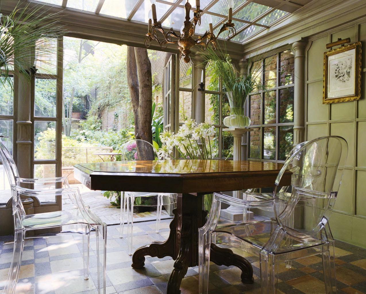 Acrylic chair | Louis Ghost by Kartell