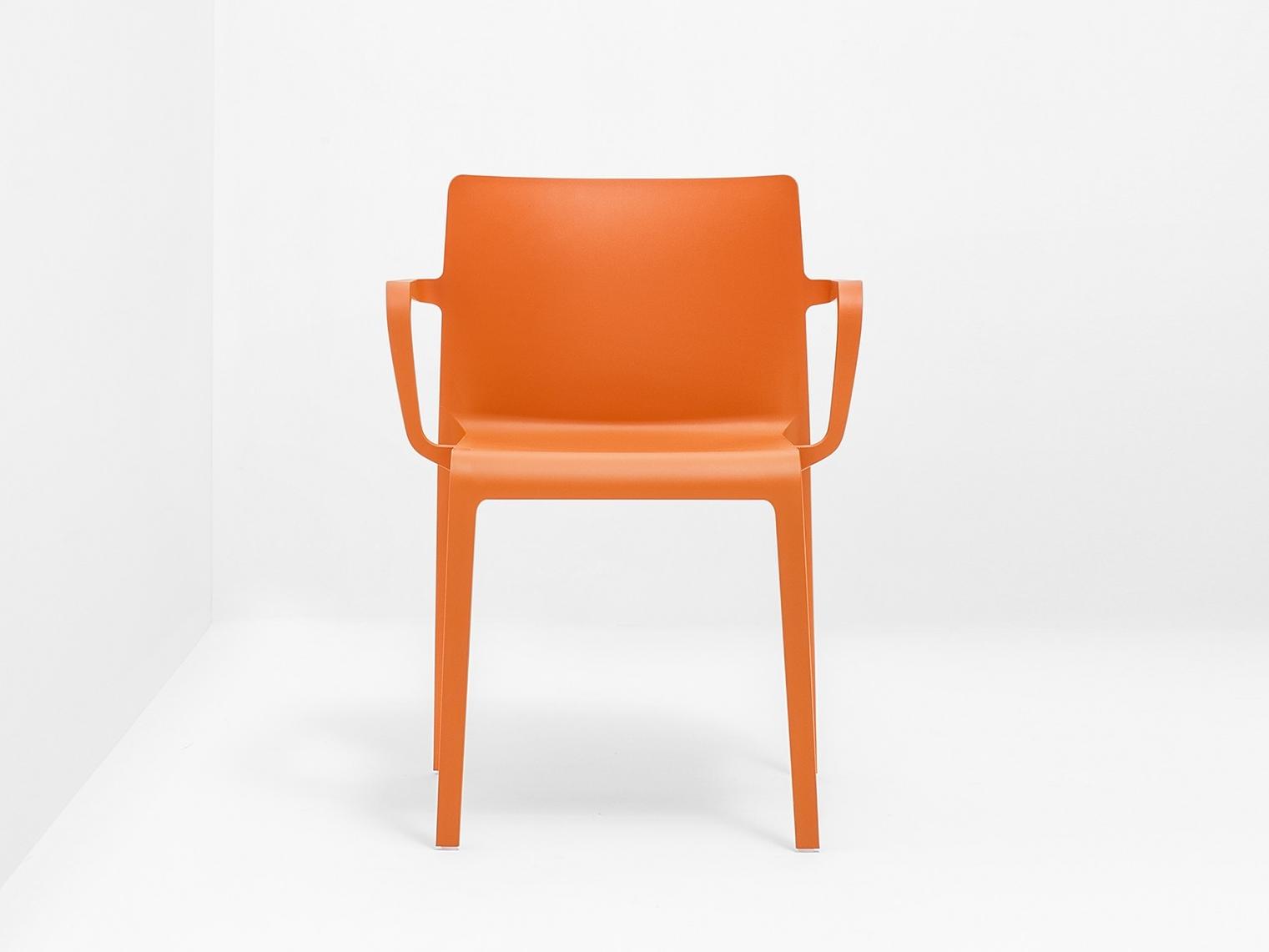 Polypropylene chair with armrests | Volt 675 by Pedrali