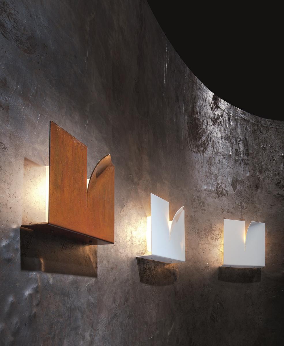 Indirect light iron wall light | Crack by Zava