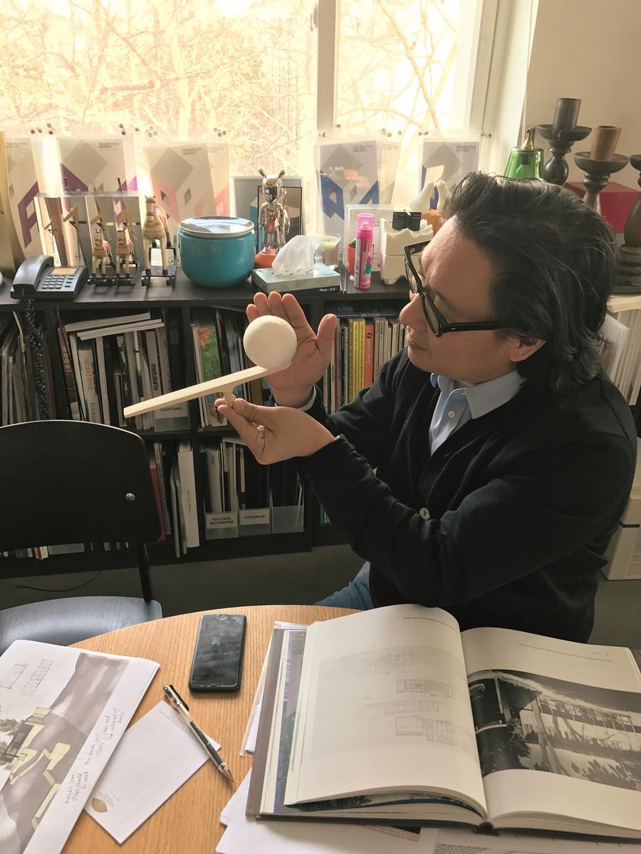 LED direct light brass table lamp | Yanzi by Artemide