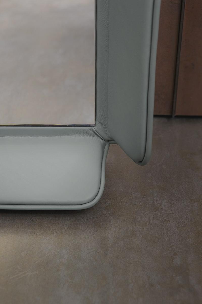 Freestanding mirror | Gentleman by Flou