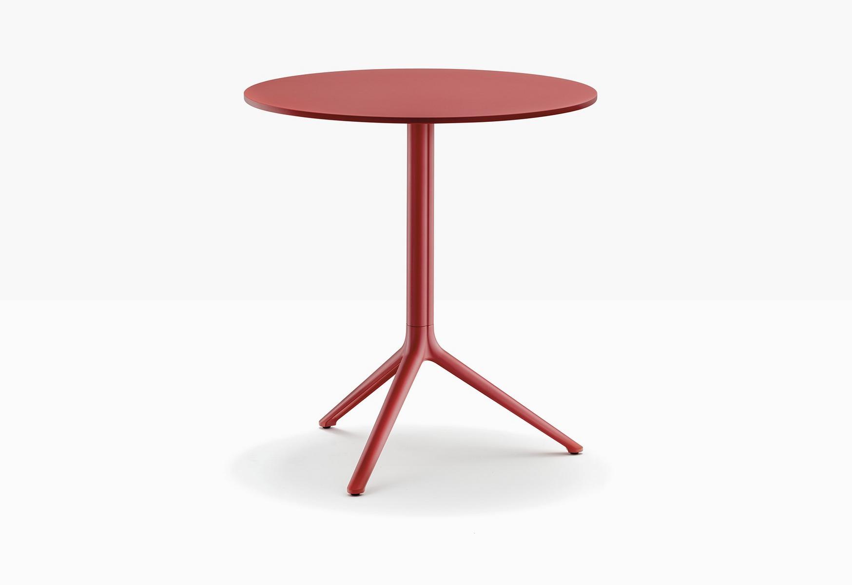 Round aluminium table with 4-star base | Elliot 5470 by Pedrali