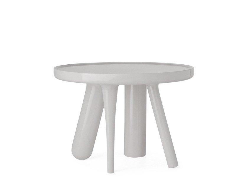 Low round glass-fibre coffee table | Elements 002 by Moooi