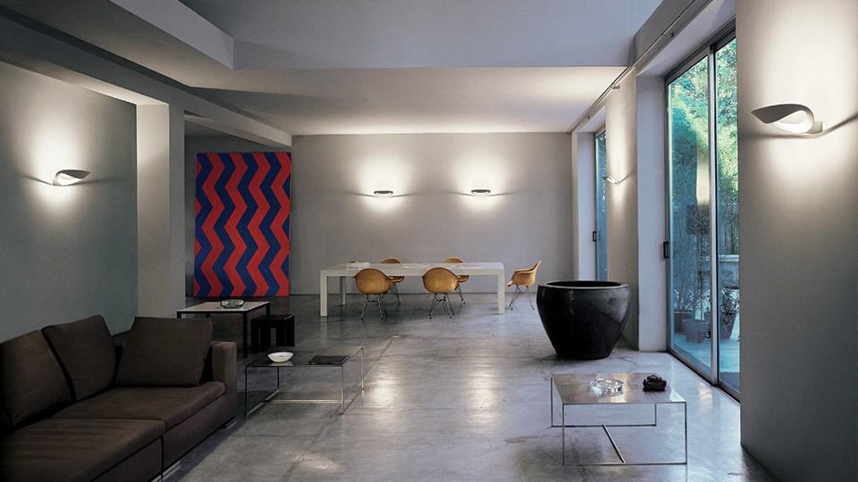 Indirect light die cast aluminium wall lamp | Mesmeri by Artemide
