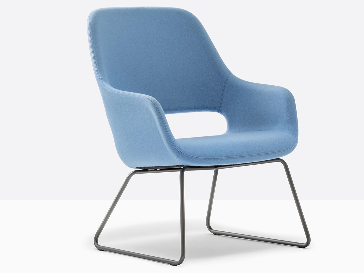 Sled base fabric easy chair with armrests | Babila Comfort 2749 by Pedrali