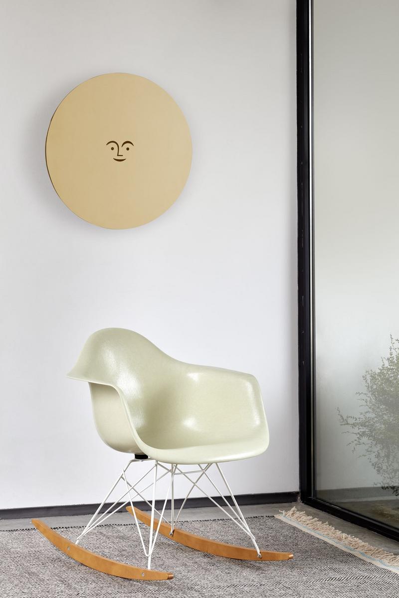 Rocking glass-fibre chair with armrests | Rar Fiberglass by Vitra