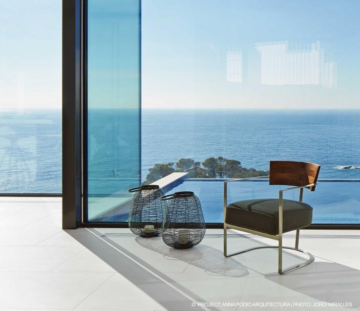 Fabric easy chair with armrests | Morgan by Flexform