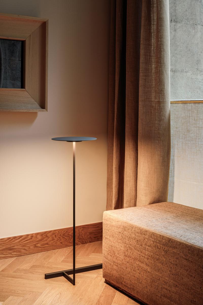 LED metal floor lamp | Flat 5957 by Vibia
