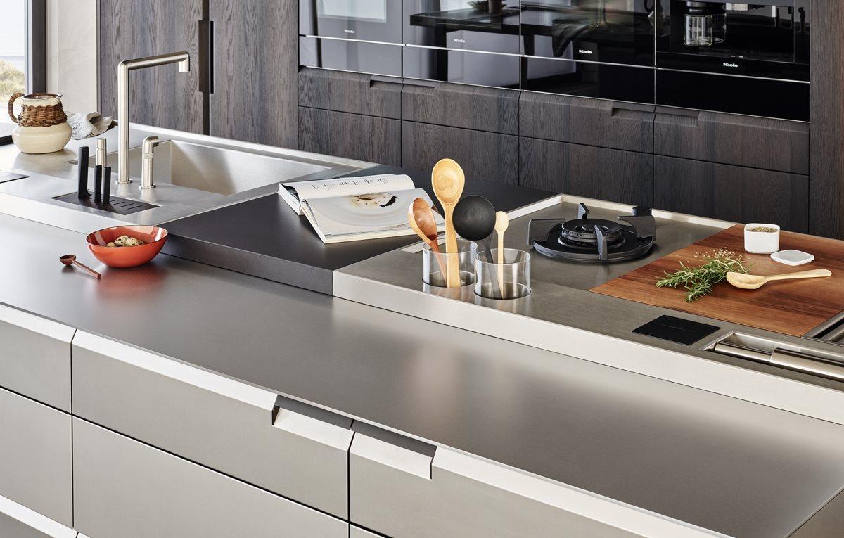 Fitted kitchen with integrated handles Poliform Shape